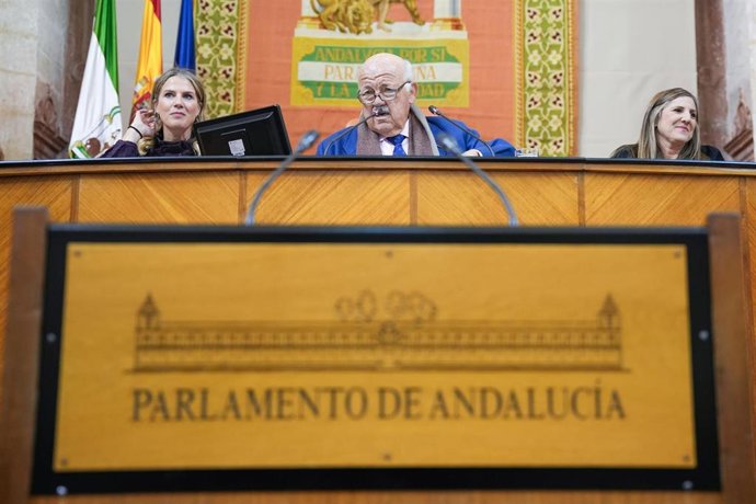 El presidente del Parlamento andaluz, Jesús Aguirre, preside el salón de plenos junto a las vicepresidentas Ana Mestre (i) e Irene García (d). (Foto de archivo).
