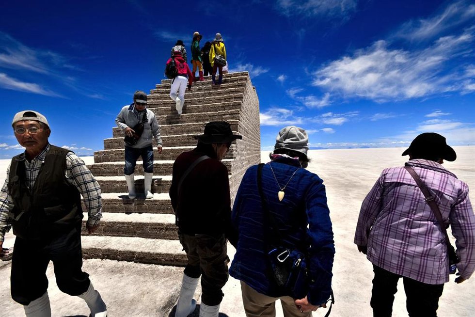 Archivo - Varios turistas exploran el Salar de Uyuni, el más grande del mundo y una de las principales atracciones turísticas de Bolivia