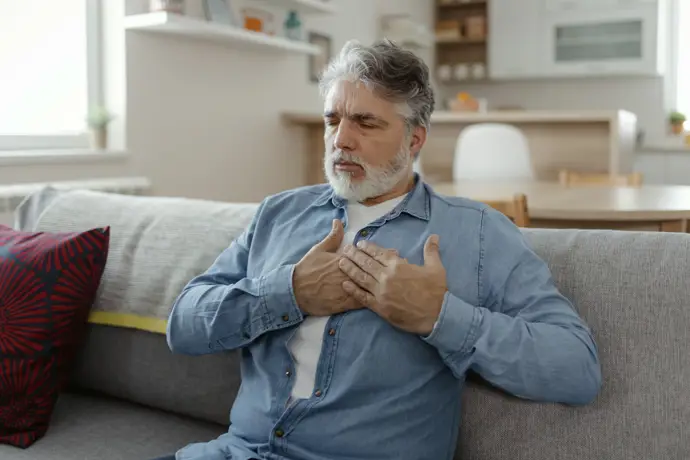 Hombre con dolor en el pecho, Infarto.