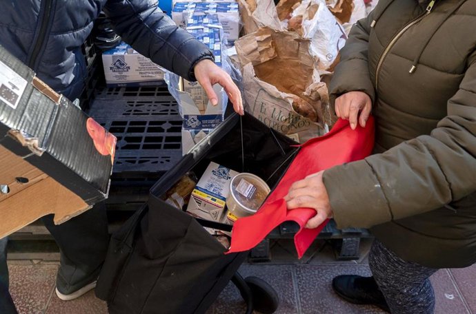 Archivo - Personas en situación de vulnerabilidad en una recogida de alimentos.