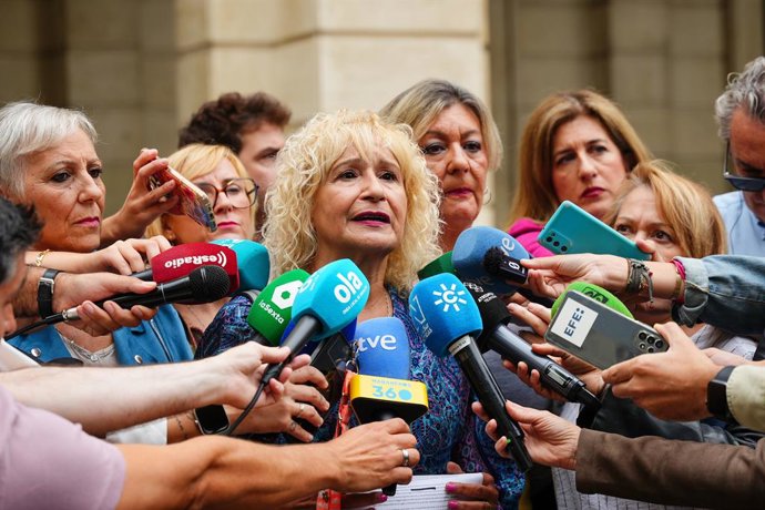 Archivo - Arquivo - A presidente da Associação de Mulheres com Câncer de Mama de Sevilha (Amama), Ángela Claverol, fala à mídia depois de registrar uma queixa contra o Governo Regional da Andaluzia por irregularidades no rastreamento do câncer de mama jun