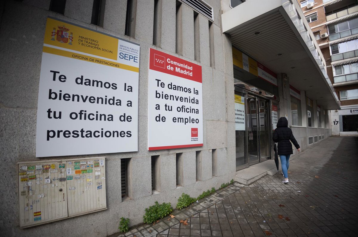 El paro baja en 18.805 personas en noviembre impulsado por los servicios, hasta mínimos de 2007