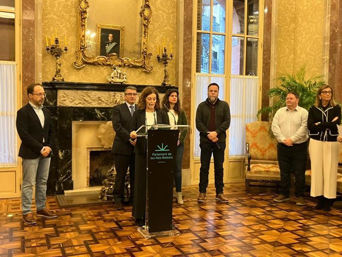 Los grupos parlamentarios, salvo Vox, leen un manifiesto con motivo del Año Internacional de las Cooperativas.