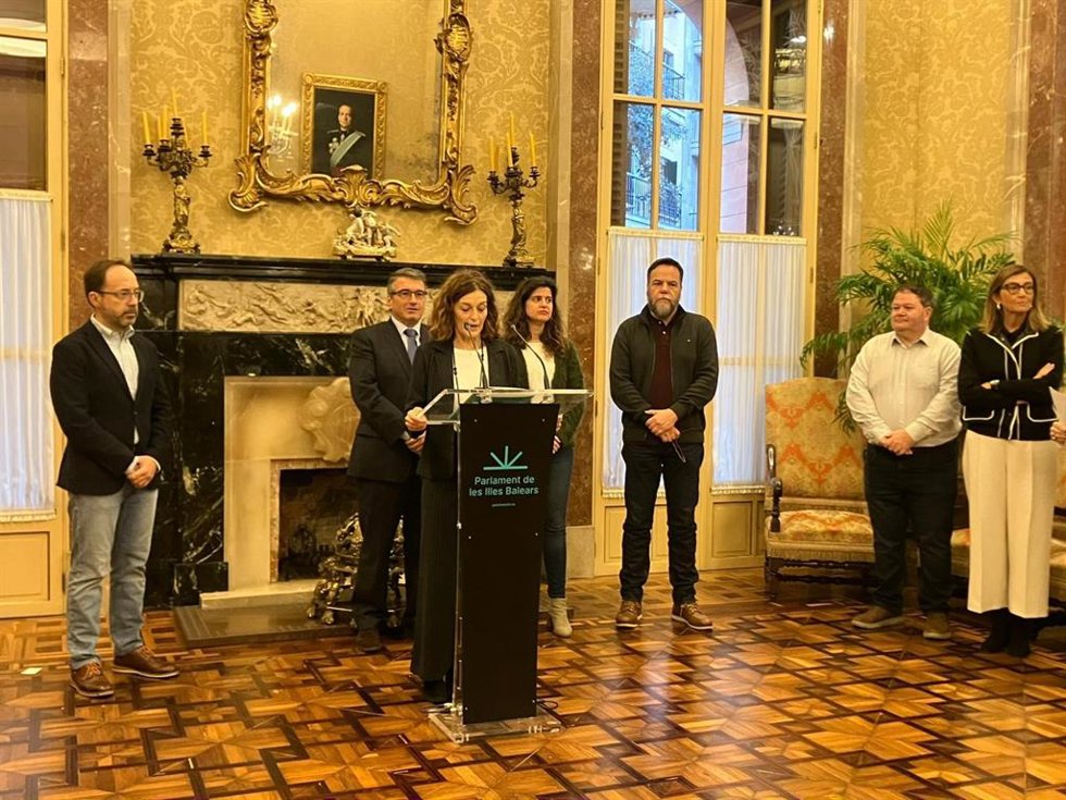 Los grupos parlamentarios, salvo Vox, leen un manifiesto con motivo del Año Internacional de las Cooperativas.