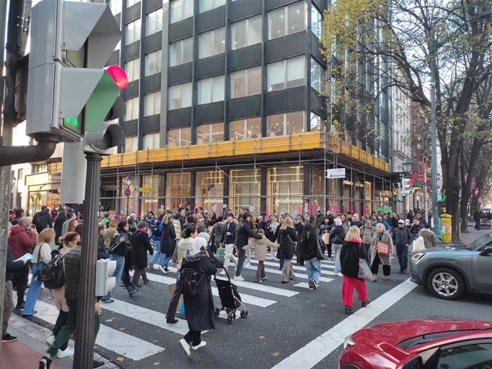 Numerosas personas pasando por la zona comercial de la Gran Vía de Bilbao