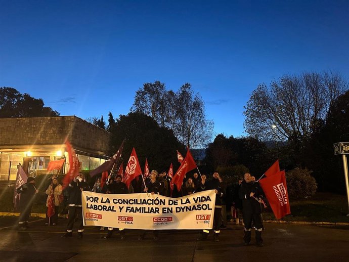 La plantilla de Dynasol exige en una concentración la jornada continuada en la fábrica de Gajano