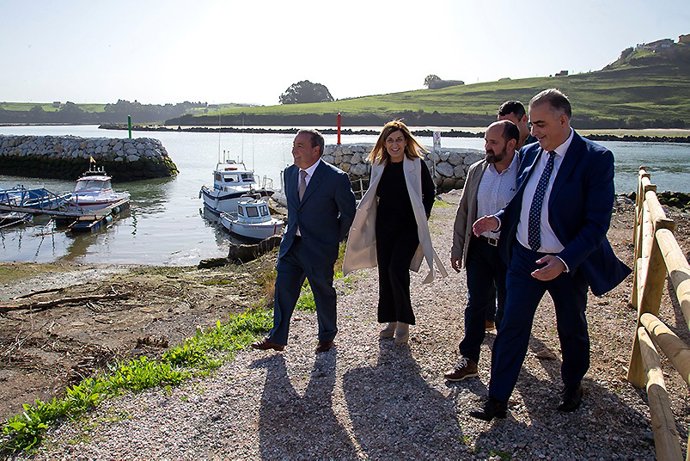 La presidenta de Cantabria, María José Sáenz de Buruaga, y el consejero de Fomento, Roberto Media, en la Pozona de Miengo