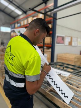 Archivo - Trabajador en Emérita España.