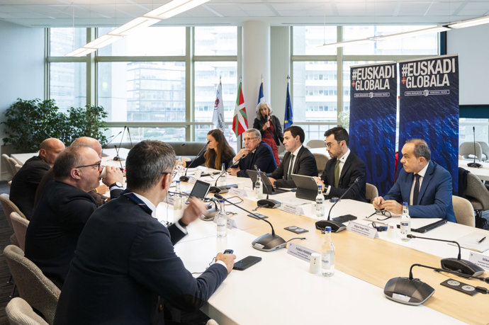 Encuentro del Lehendakari, Imanol Pradales, en Burdeos con el Coordinador europeo del Corredor Atlántico de la Red Transeuropea de Transporte (RTE-T), François Bausch.