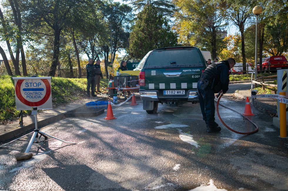 Efectivos de la UME en la zona en cuarentena por la Peste Porcina Africana en Torrefarrussa, a 1 de diciembre de 2025, en Barcelona, Cataluña (España).