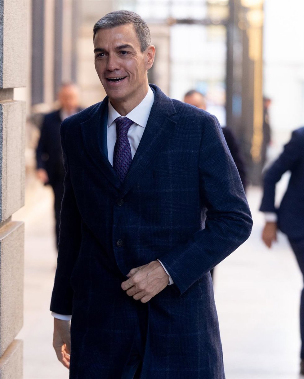 El presidente del Gobierno, Pedro Sánchez, a su llegada a una sesión de control al Gobierno, en el Congreso de los Diputados, a 26 de noviembre de 2025, en Madrid (España).El Gobierno se enfrenta hoy a una nueva sesión de control en el Congreso marcada 