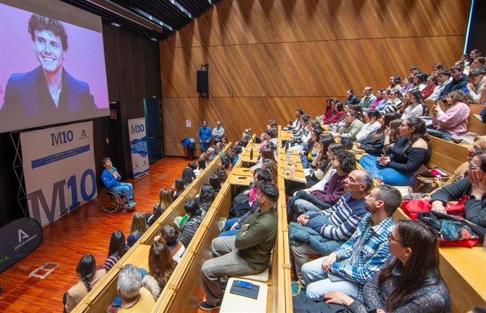 Sesión del programa Mentor10 con Cisco García en el Salón de Grados de la Facultad de Ciencias de la Salud de la Universidad de Granada