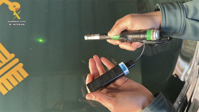 Denunciado un hombre de 36 años por apuntar con un láser a aeronaves y personas