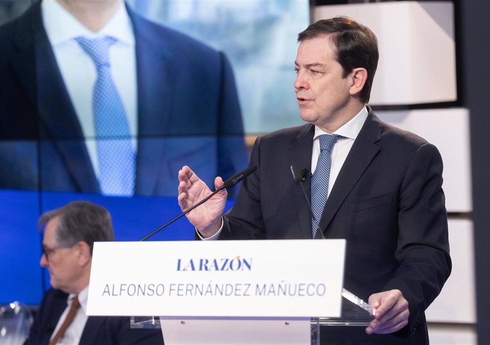 El presidente de la Junta de Castilla y León, Alfonso Fernández Mañueco, durante un desayuno informativo organizado por La Razón, a 2 de diciembre de 2025, en Madrid (España).