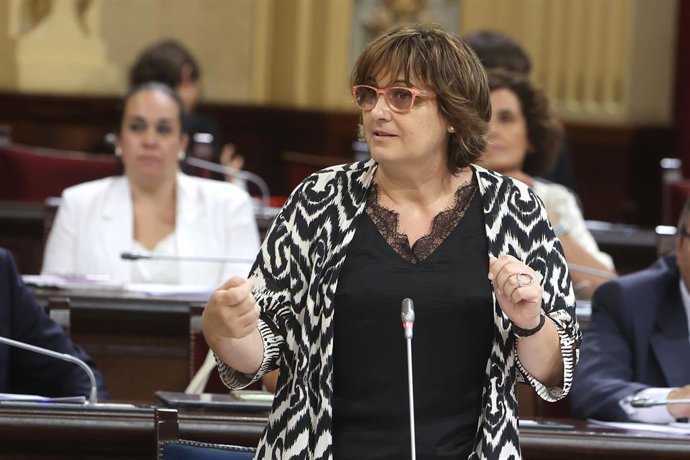 Archivo - La consellera de Presidencia, Coordinación de la Acción de Gobierno y Cooperación Local, Antònia Estarellas, en el Parlament.