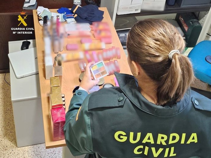 Agente de la Guardia Civil junto con productos intervenidos en el marco de esta operación