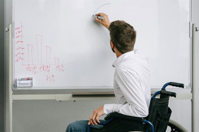 Archivo - Un profesor en silla de ruedas.