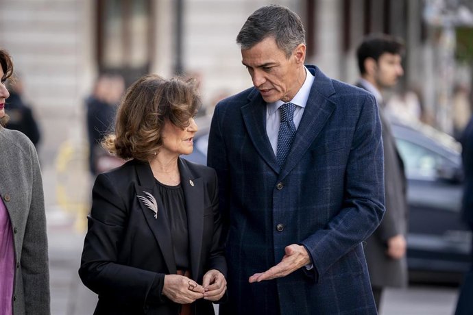 La presidenta del Consejo de Estado, Carmen Calvo, y el presidente del Gobierno, Pedro Sánchez, en el Palacio de Consejos, a 1 de diciembre de 2025, en Madrid (España). 