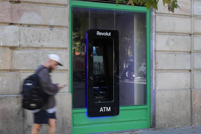 Archivo - Un cajero de Revolut, a 10 de octubre de 2025, en Barcelona, Cataluña (España). Revolut ha alcanzado los 27 cajeros propios en Barcelona, una ciudad que considera que es estratégica para avanzar en su expansión hasta los 150 cajeros repartidos p
