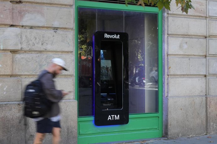 Archivo - Un cajero de Revolut, a 10 de octubre de 2025, en Barcelona, Cataluña (España). Revolut ha alcanzado los 27 cajeros propios en Barcelona, una ciudad que considera que es estratégica para avanzar en su expansión hasta los 150 cajeros repartidos p