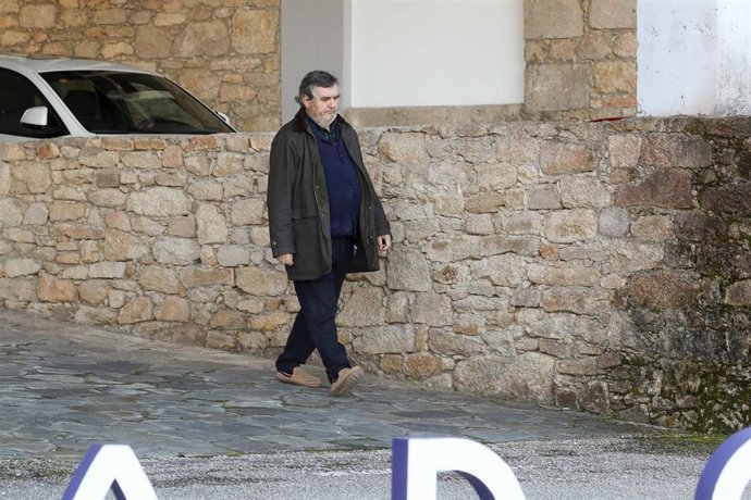 El dueño de Sargadelos, Segismundo García, a su salida de la fábrica, a 28 de noviembre de 2025, en Cervo, Lugo, Galicia (España). El dueño de Sargadelos, Segismundo García, ha vuelto a ordenar que pare la producción en la histórica planta de cerámica de 