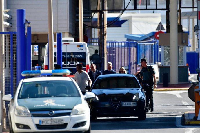 Archivo - Imagen de archivo del delegado del gobierno en Ceuta, Rafael García Rodríguez (3d), en las inmediaciones de la frontera del Tarajal antes de la tercera prueba piloto de la futura aduana comercial entre España y Marruecos
