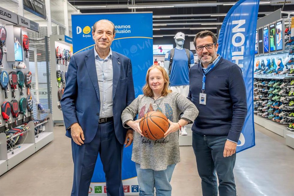 Agustín Matía, director gerente de Down España, y Borja Sánchez, CEO de Decathlon España tras la firma del acuerdo