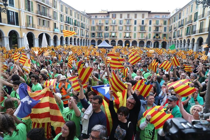 Archivo - Cientos de personas durante una manifestación convocada por Obra Cultural Balear (OCB) contra las políticas de PP y VOX, a 5 de mayo de 2024, en Palma de Mallorca, Mallorca, Baleares (España). 