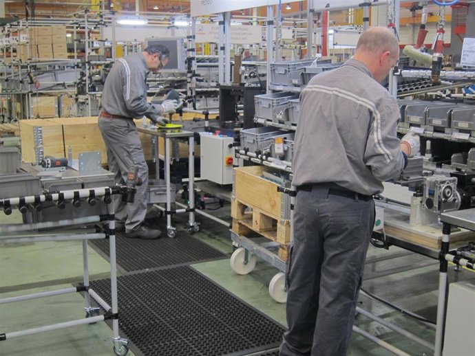 Archivo - Trabajadores de una empresa exportadora 