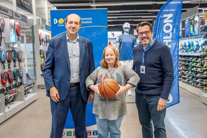 Agustín Matía, director gerente de Down España, y Borja Sánchez, CEO de Decathlon España tras la firma del acuerdo