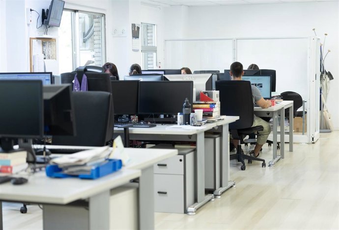 Archivo - Varias personas en una oficina.