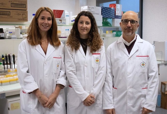 Los investigadores Alexandra Bizy, Amalia Solana-Orts y Enric Poch, coautores del estudio sobre el papel del gen Rnd3 en trastornos del desarrollo neurológico.