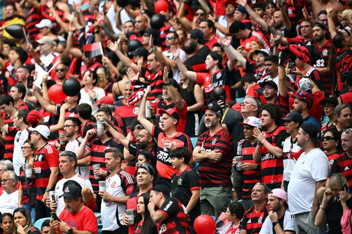 Archivo - 29 June 2025, US, Miami Gardens: Flamengo fans cheer in the stands during the FIFA Club World Cup round of 16 soccer match between CR Flamengo and Bayern Munich at the Hard Rock Stadium. Photo: Sven Hoppe/dpa