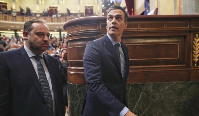 Archivo - José Luis Ábalos y el presidente del Gobierno en funciones, Pedro Sánchez, abandonan el hemiciclo del Congreso tras finalizar la sesión de constitución de las Cortes para la XIV Legislatura. Archivo.