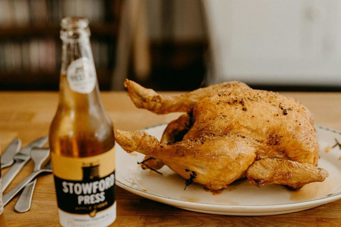 Cómo cocinar el pollo asado para que no se reseque: "El secreto es sentarlo sobre una lata de cerveza"
