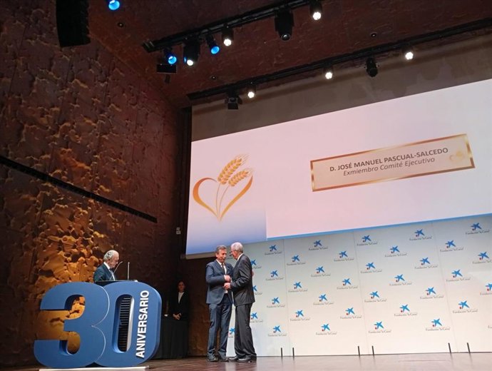 El vicepresidente del Banco de Alimentos de La Rioja, José Manuel Pascual recibe la insignia de oro de la FESBAL