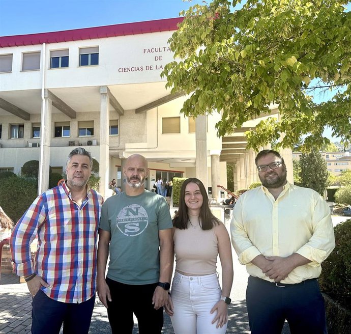 Educadores participantes en el estudio sobre adicción a videojuegos delante de la Facultad de Ciencias de la Educación de la UGR