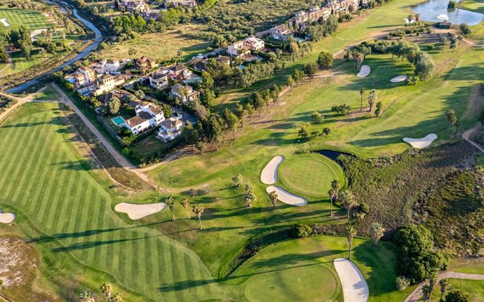 Vista aérea del campo de golf de Isla Canela Links, en la desembocadura del río Guadalquivir en Ayamonte (Huelva).