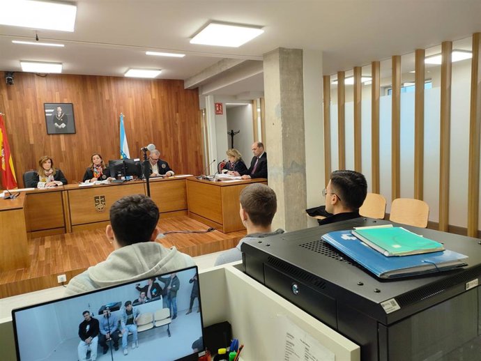 Tres jóvenes acusados de dar una paliza a otros dos chicos en Vigo, aceptan penas de 7 meses y 2 años de prisión por las lesiones que causaron.