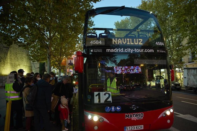 Archivo - Un grupo de personas suben al autobús ‘Naviluz’, a 25 de noviembre de 2022, en Madrid (España). El Ayuntamiento de Madrid pone en marcha hoy, un año más, Naviluz, el autobús de la Navidad, que recorre algunas de las calles más conocidas de la ci