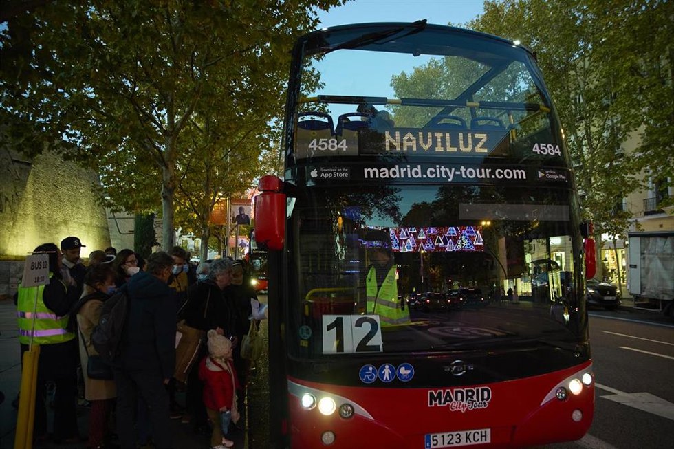 Archivo - Un grupo de personas suben al autobús Naviluz, a 25 de noviembre de 2022, en Madrid (España). El Ayuntamiento de Madrid pone en marcha hoy, un año más, Naviluz, el autobús de la Navidad, que recorre algunas de las calles más conocidas de la