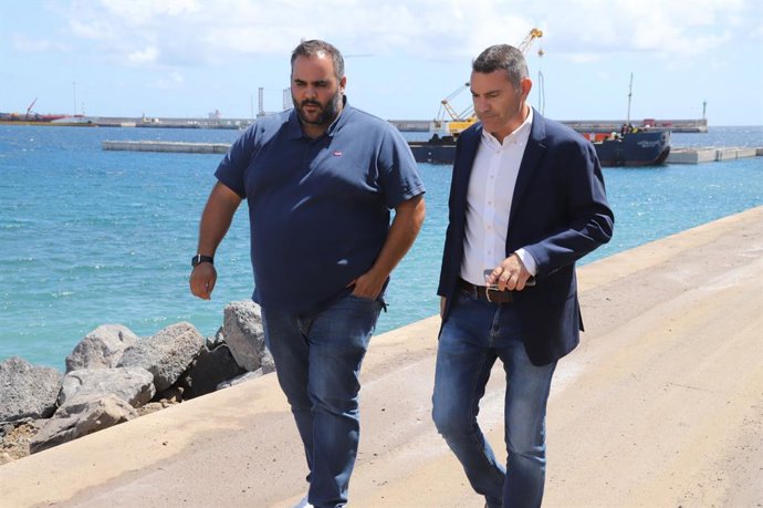 El presidente del Cabildo de Lanzarote, Oswaldo Betancort, y el consejero insular de Pesca, Samuel Martín