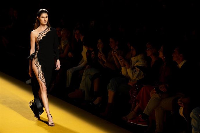 Archivo - Una modelo durante el desfile de la firma Isabel Sanchís en la Mercedes-Benz Fashion Week Madrid. 