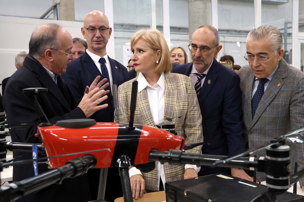 La consejera de Industria, Comercio y Empleo, Leticia García, inaugura el Laboratorio de Drones de la UBU.