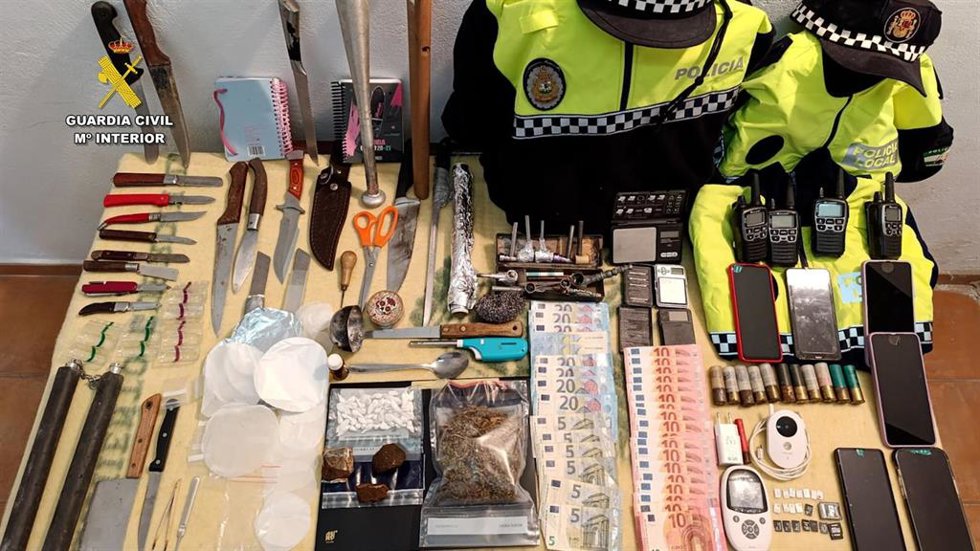 Dinero y objetos incautados al desmantelar un clan familiar dedicado al tráfico de drogas en Medina Sidonia (Cádiz)
