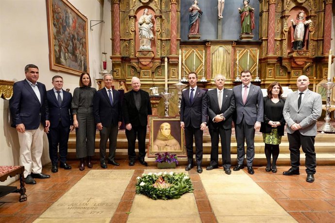 Representantes del Consell de Mallorca visitan la tumba de Fray Junípero Serra en la basílica de la Misión de San Carlos Borromeo, en California.