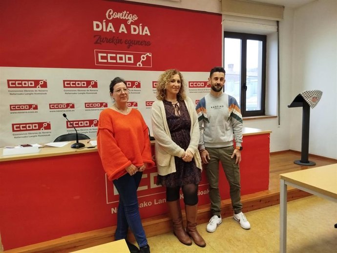 La secretaria general de la Federación de Servicios a la Ciudadanía de CCOO de Navarra, Lucía Sesma, el responsable de Local de FSC de CCOO Navarra, David Rodríguez, y la delegada de CCOO y trabajadora familiar Susana Esparza