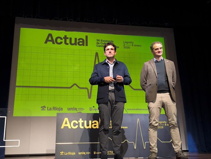 El director general de Cultura, Roberto Iturriaga, y el concejal de Promoción de la Ciudad, Miguel Sainz, presentan la programación de cine y exposiciones de Actual 26