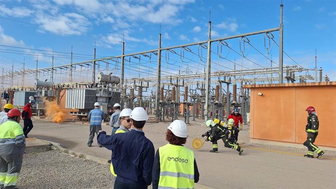 Personal de emergencias desplegado durante el simulacro en la subestación eléctrica de Llucmajor.