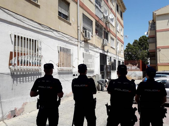 Archivo - Imagen de archivo de una operación contra los enganches irregulares en El Puche, en Almería. 